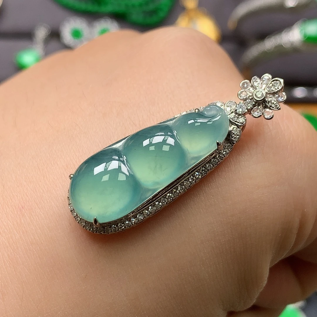 翡翠18K金镶嵌颈饰