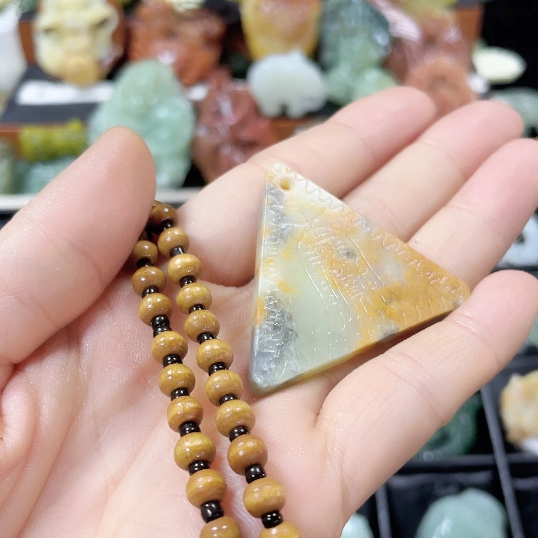 蛇纹石玉颈饰合金