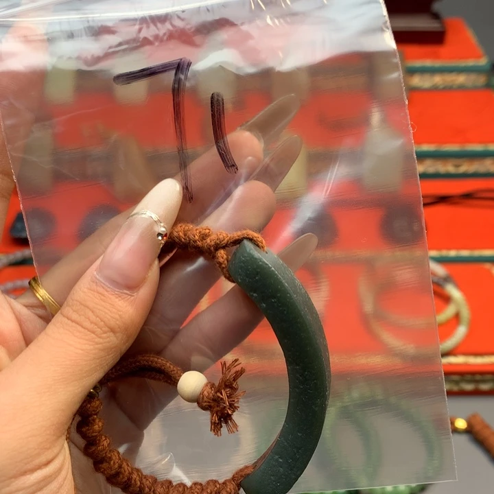 和田玉（糖玉）颈饰未镶嵌书****