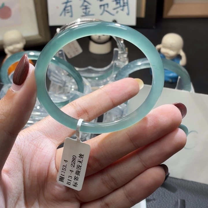 翡翠未镶嵌手镯纯净湖水绿