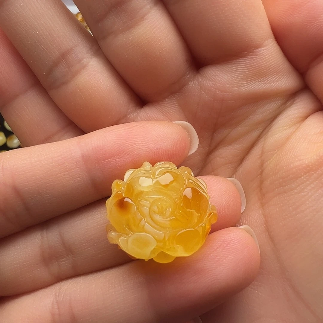 蜜蜡未镶嵌颈饰莲花吊坠