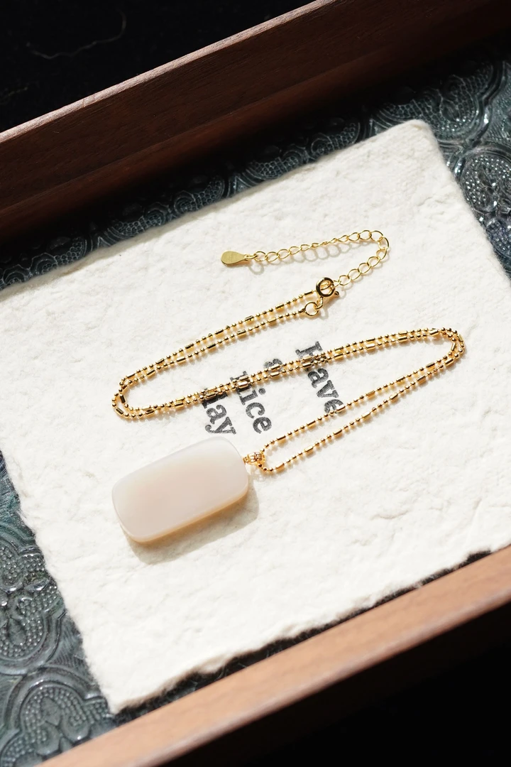 天然和田玉藕粉15*30*5mm吊坠项链