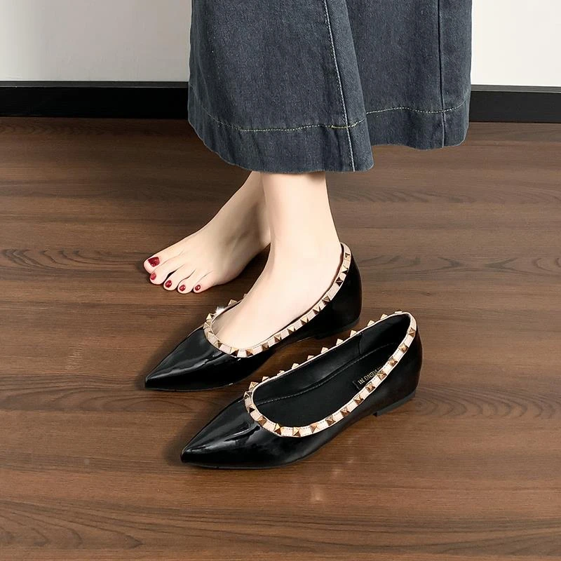 裸色尖头2025春秋季新款漆皮浅口铆钉单鞋女法式气质百搭软底瓢鞋