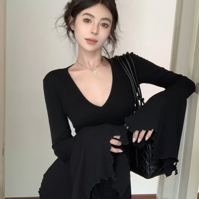 2025秋季新款莫代尔美式辣妹风修身显瘦喇叭袖V领开叉黑色上衣