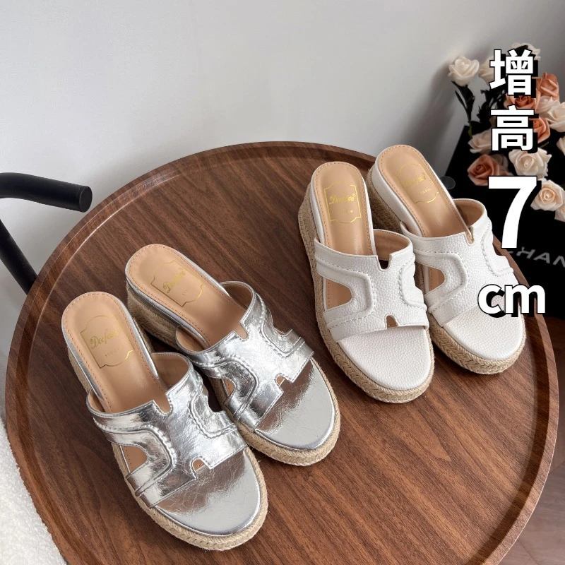 路丝同款一字凉拖鞋春夏季外穿草编坡跟厚底松糕高跟休闲凉鞋女