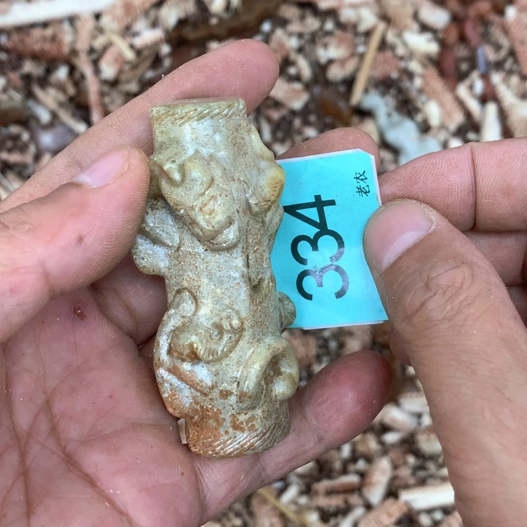 透闪石-蛇纹石玉未镶嵌颈饰