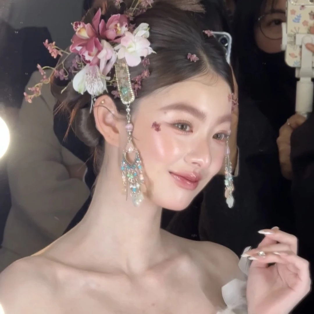 2905民族风彩钻风铃流苏新中式侧边夹气质新娘晨袍礼服配饰