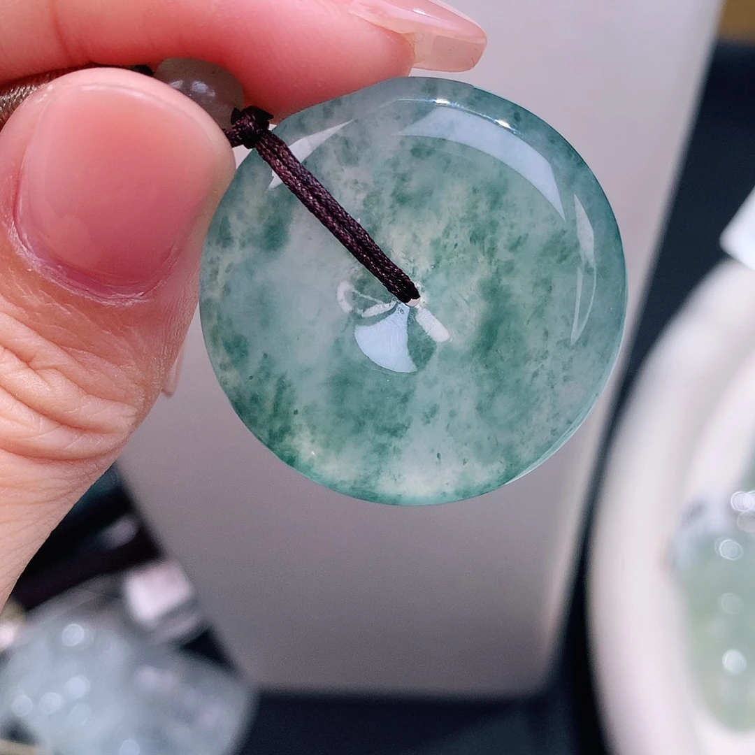 颈饰18K金镶嵌翡翠飘花平安扣