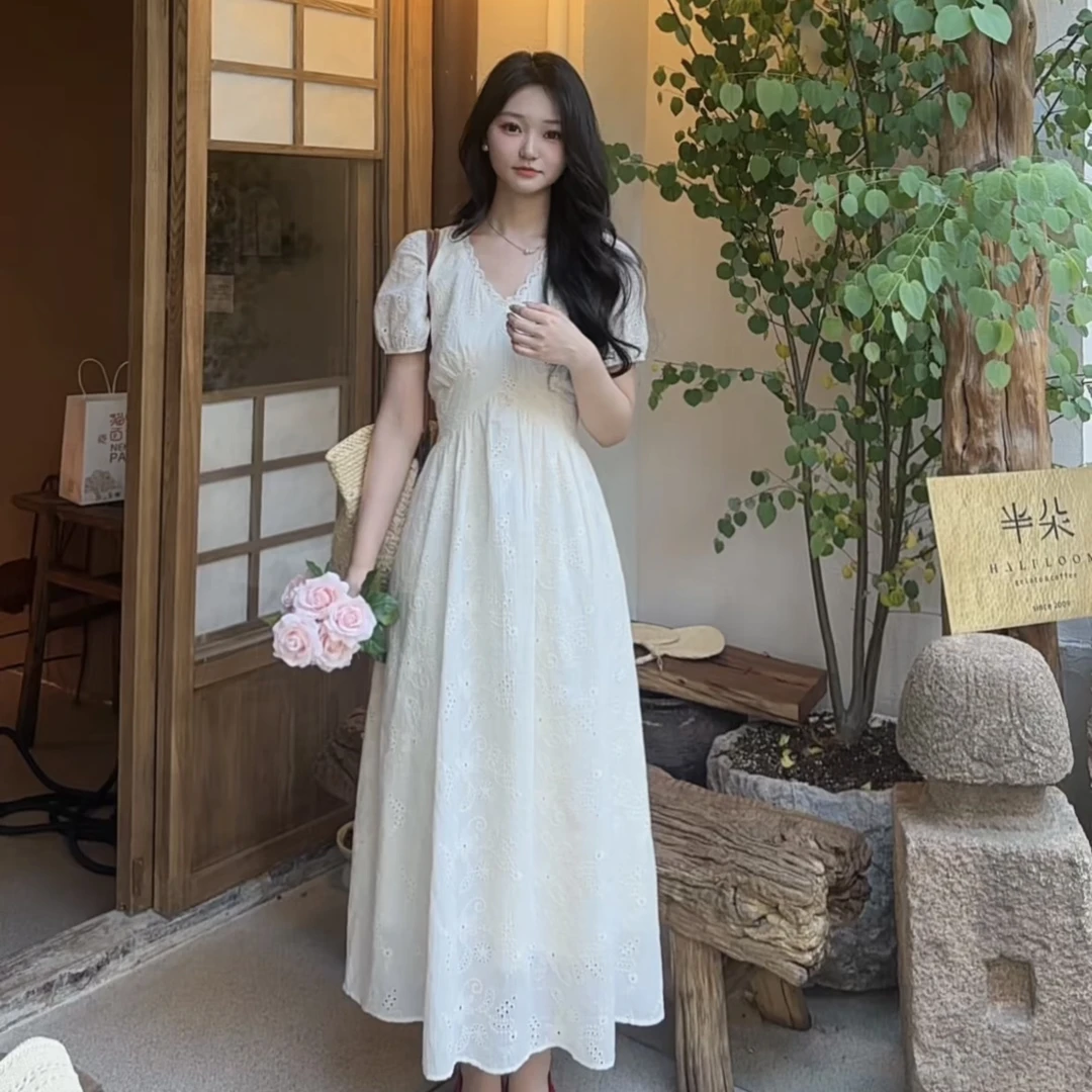 2025夏季上新阳光女孩V领刺绣镂空花花海边度假气质高腰连衣裙