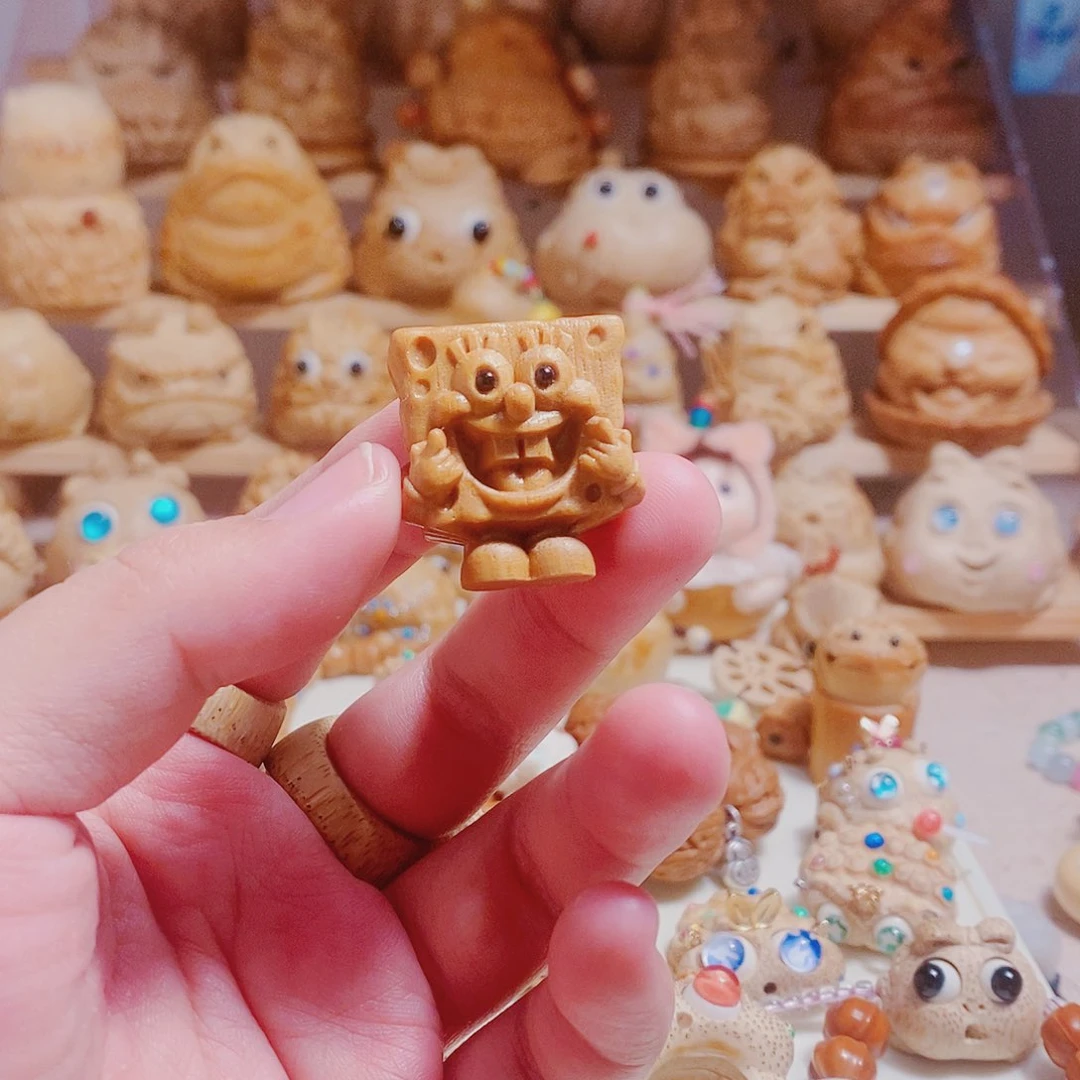 香榧木文玩檀木雕刻海绵宝宝