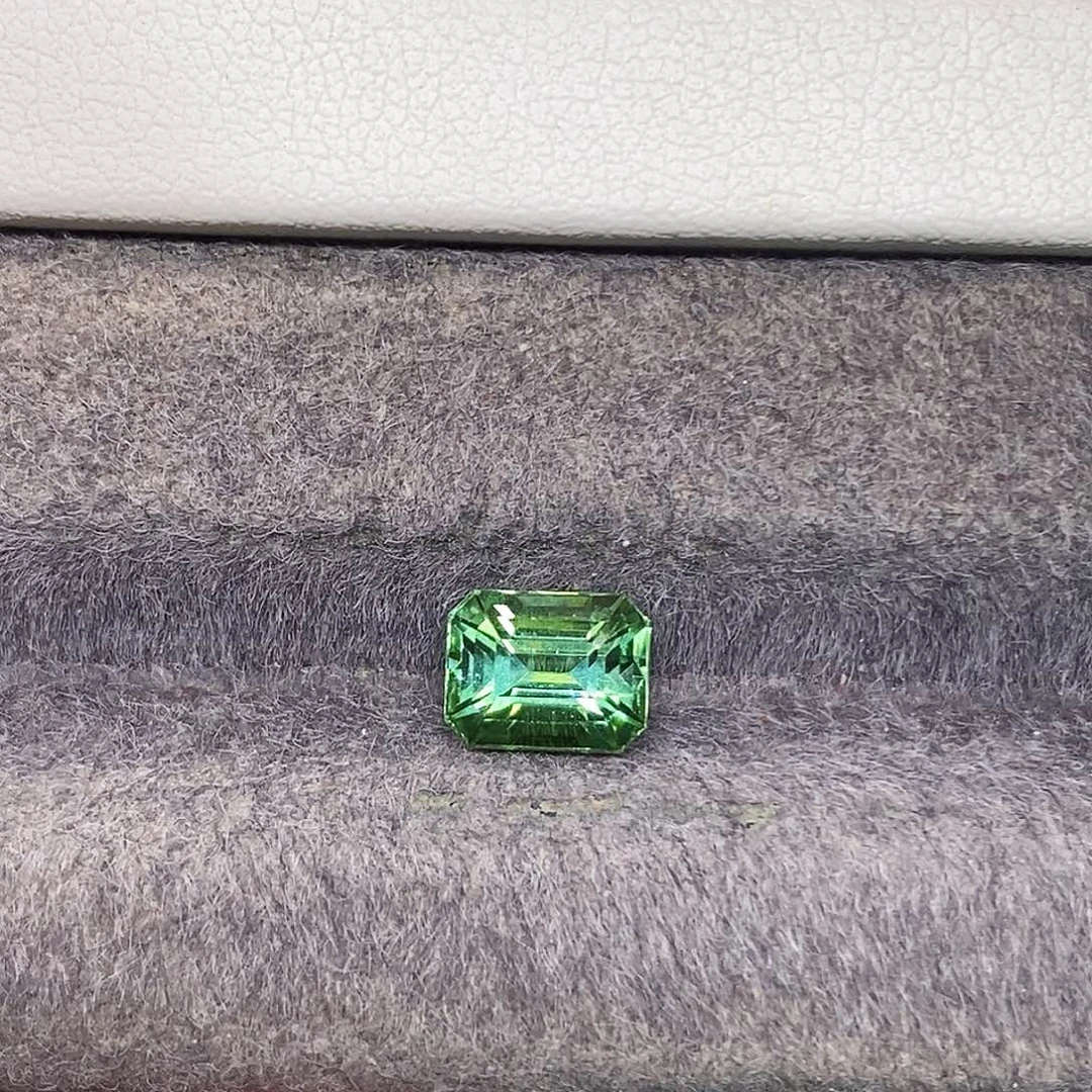 2.055克拉天然玻璃体满火彩绿碧玺碧玺未镶嵌