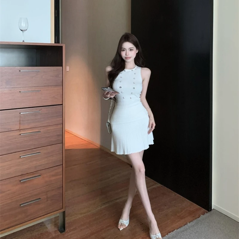 【古早氛围】修身显瘦圆领无袖排扣设计背心上衣女春夏新款显瘦半裙