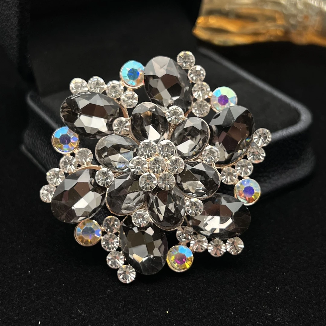 0093 黑色山茶花胸针