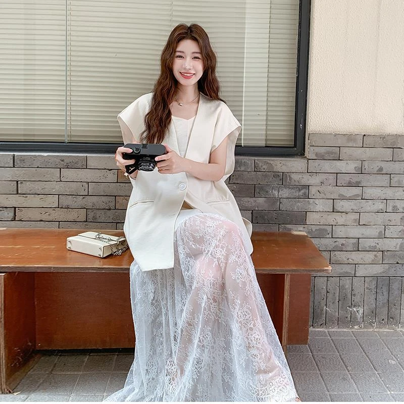 米白色韩系蕾丝拼接吊带马甲女2025夏时髦洋气出游服装女白色罩衫