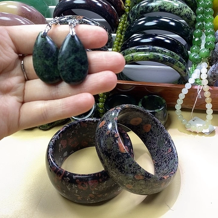 蛇纹石玉未镶嵌耳坠