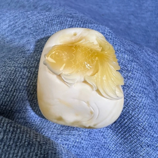 年年有余俏色巧雕白蜜蜡吊坠挂件艺术品精美仿古