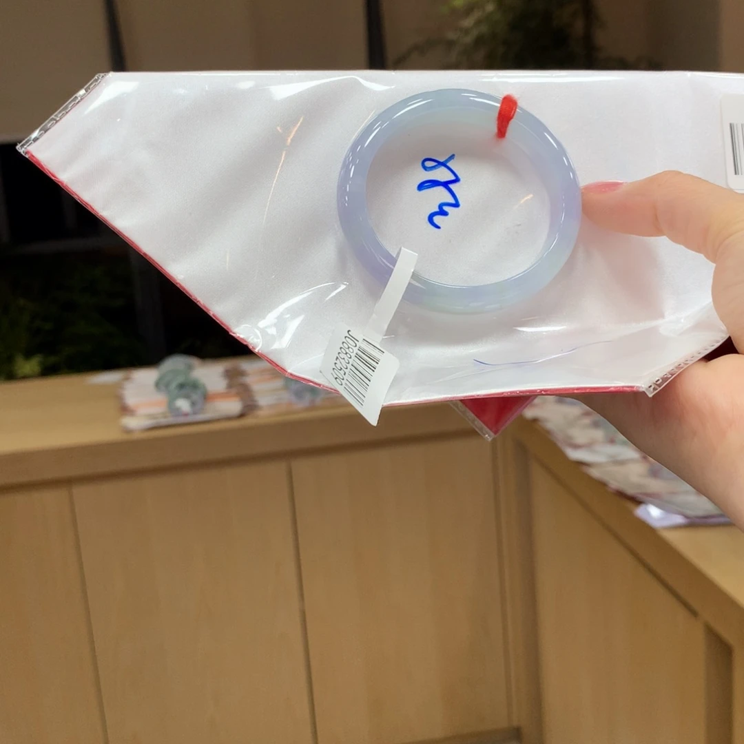 翡翠手镯未镶嵌不退不换