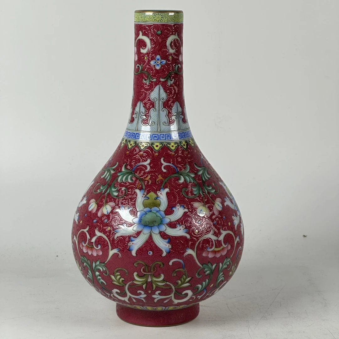 珐琅彩缠枝花卉纹胆瓶收藏鉴赏