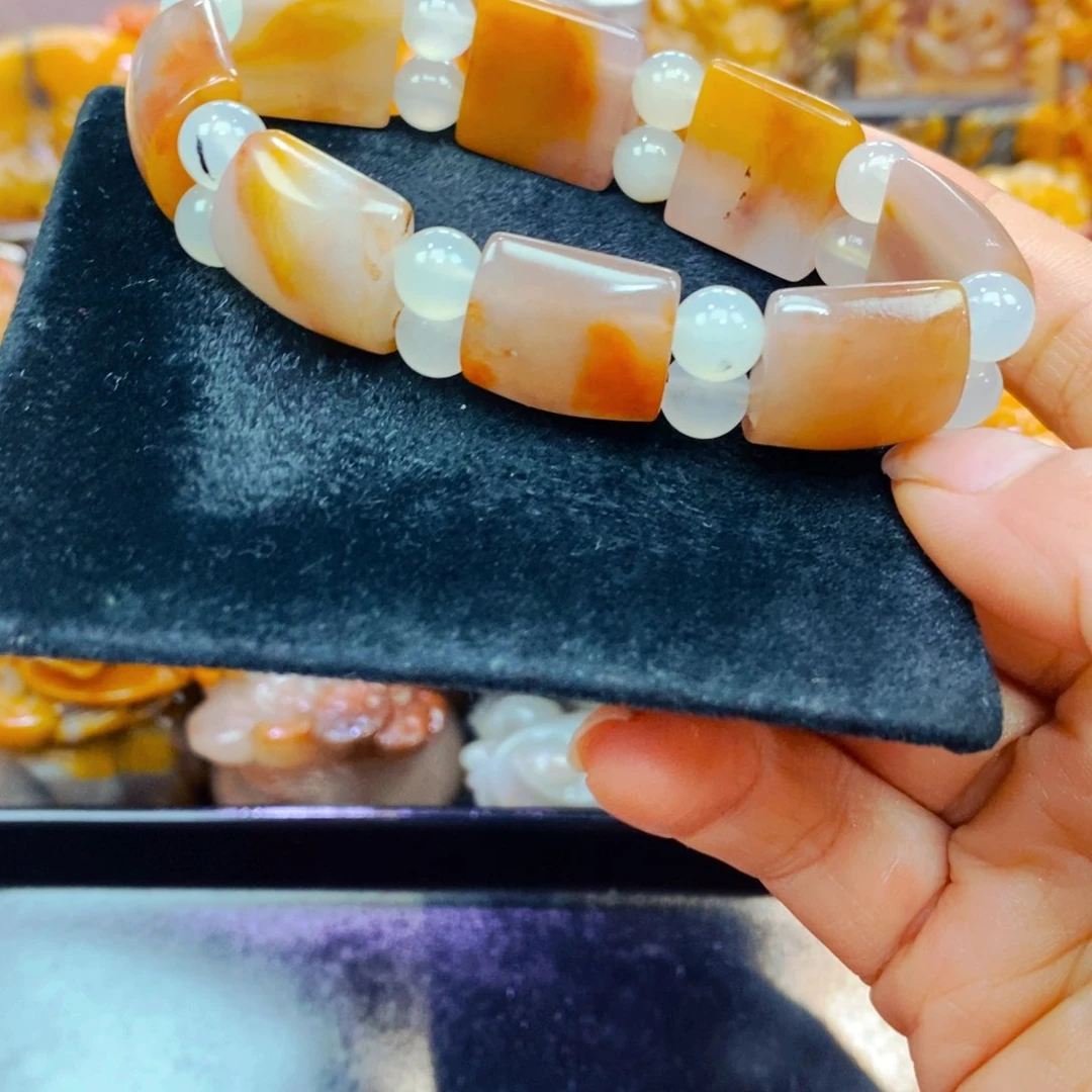 未镶嵌石英质玉（黄龙玉）颈饰