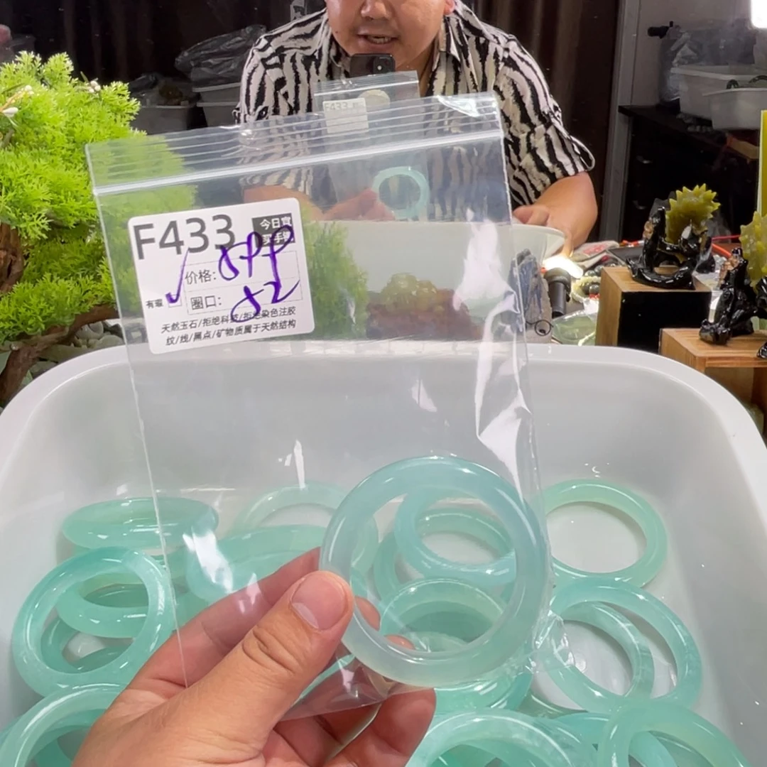 一***倍未镶嵌蛇纹石玉手镯