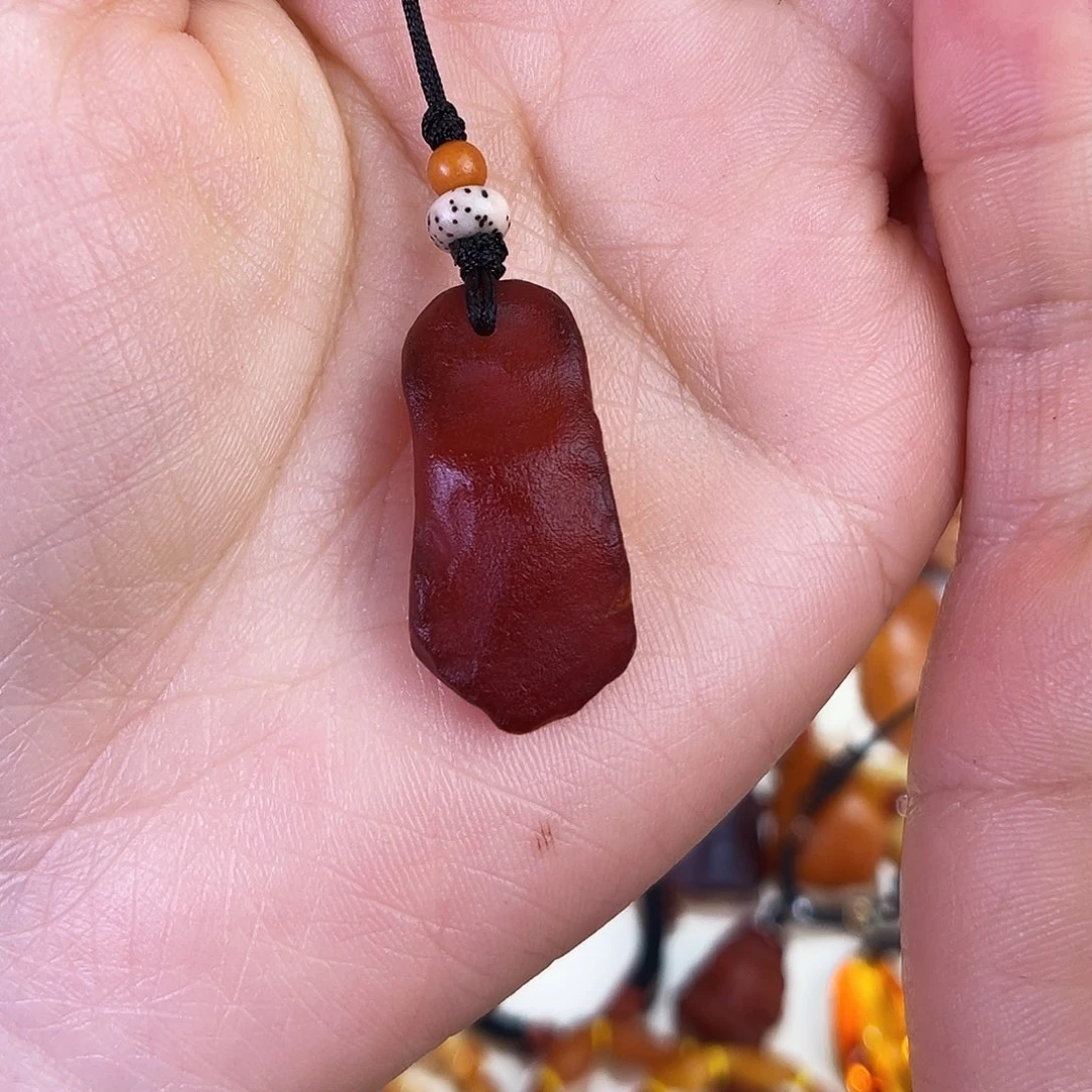 琥珀珠宝奇石未镶嵌。