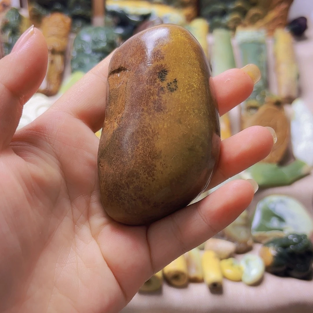 未镶嵌岫岩河磨玉（透闪石质玉）挂件