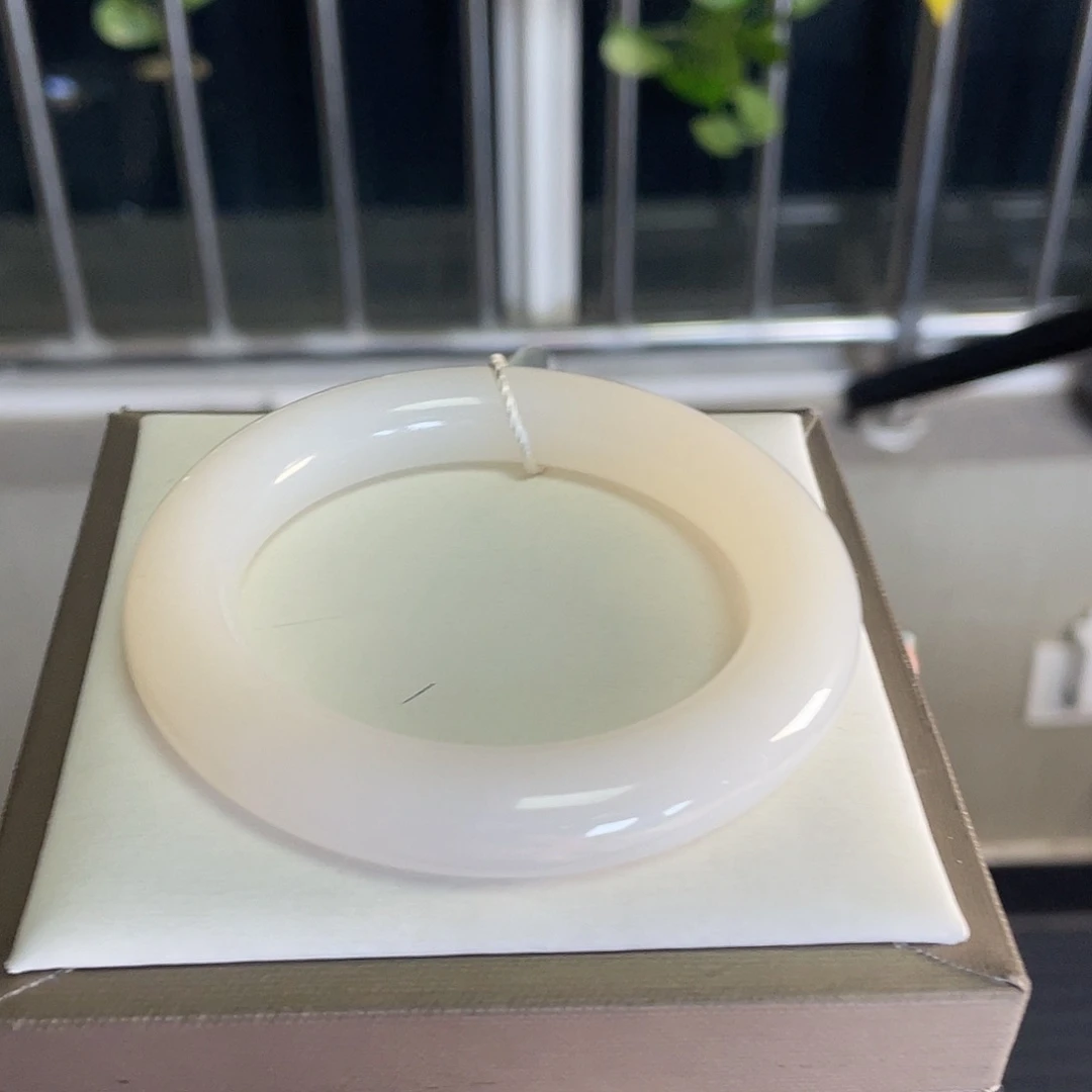 和田玉未镶嵌手镯粉白，胖圆，油润，无包容