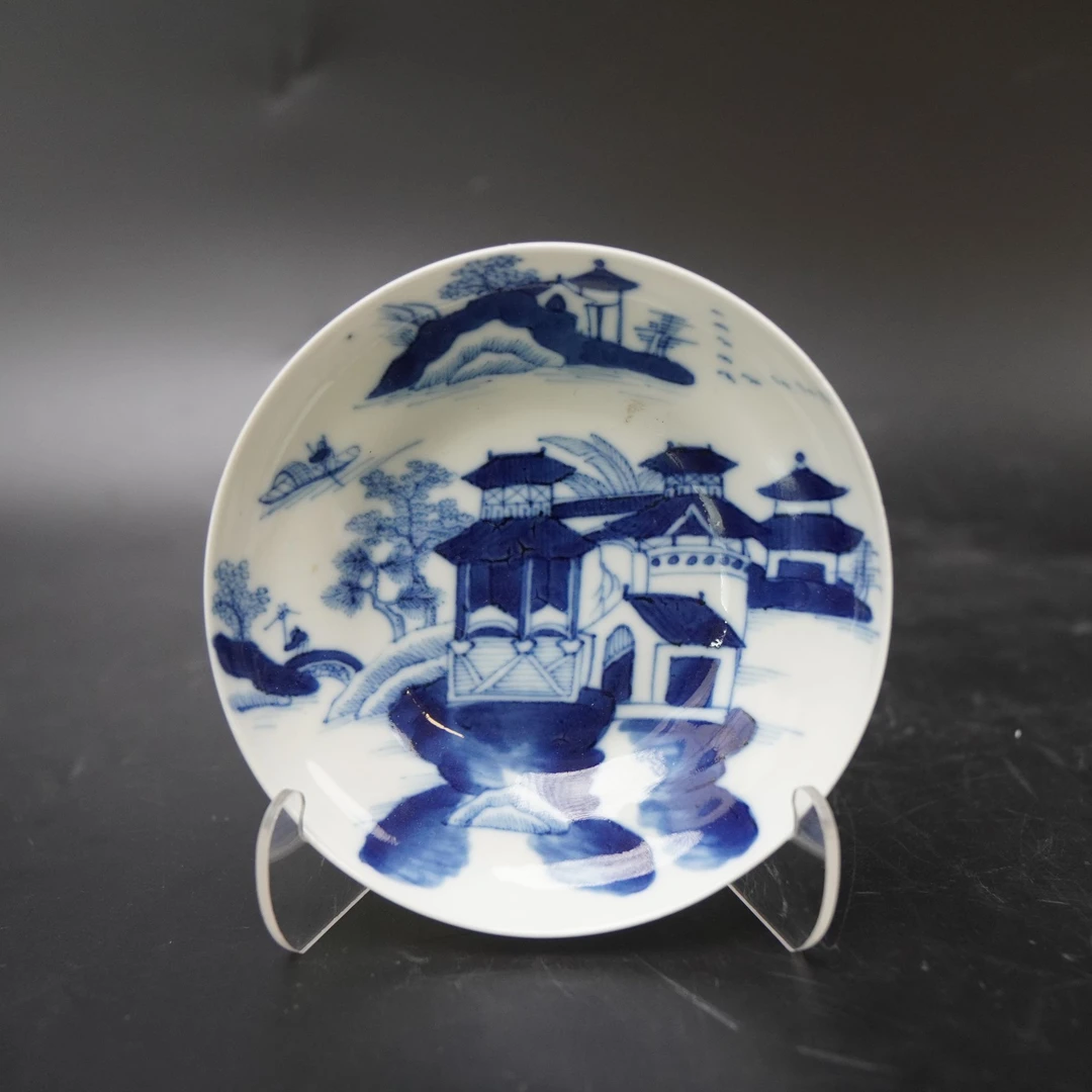 Lot.25080985清中期青花亭台楼阁山水纹碟 直径：约12.5cm