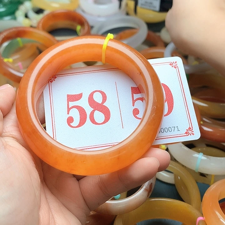 未镶嵌石英质玉（黄龙玉）手镯佛**语