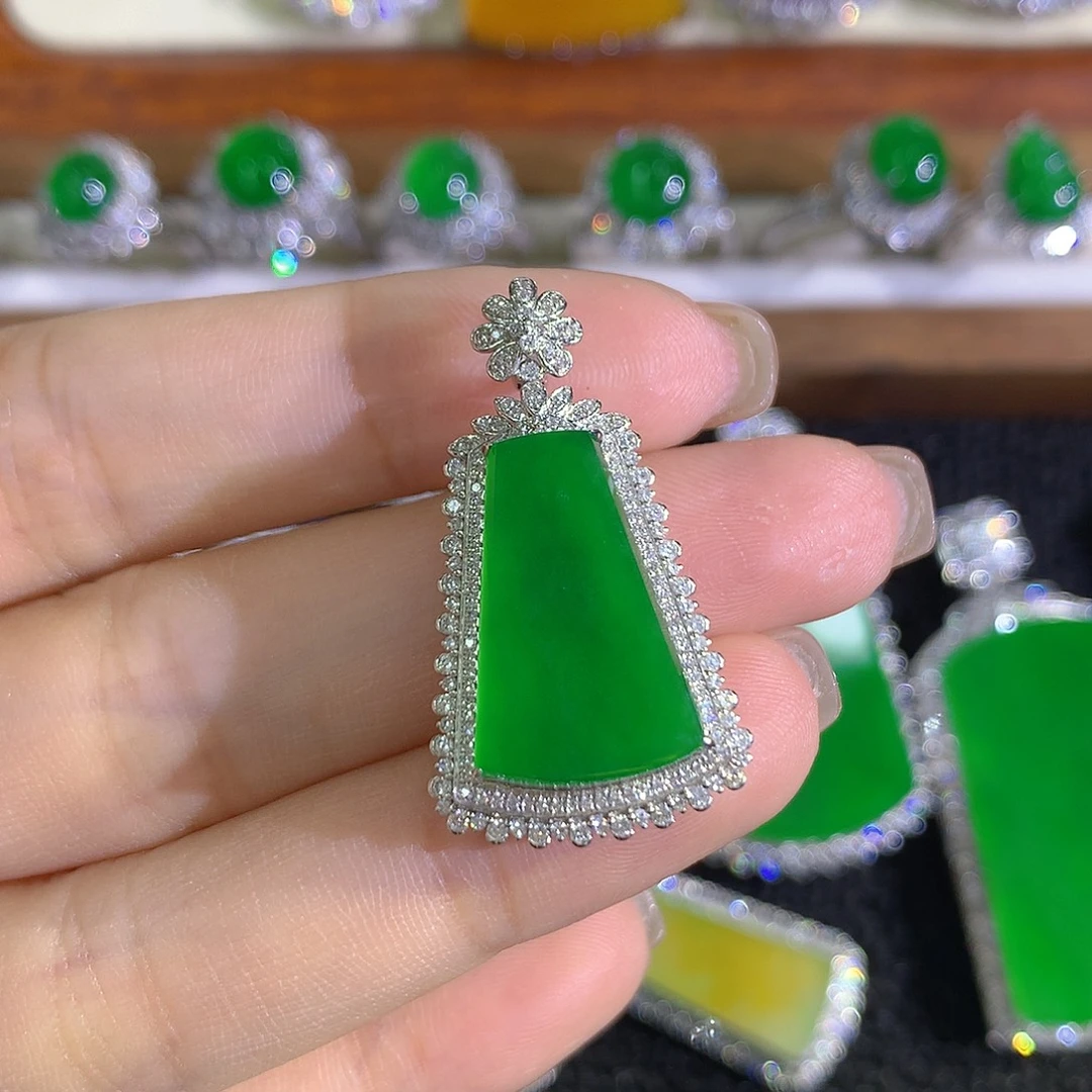 修***士翡翠18K金镶嵌颈饰无事牌