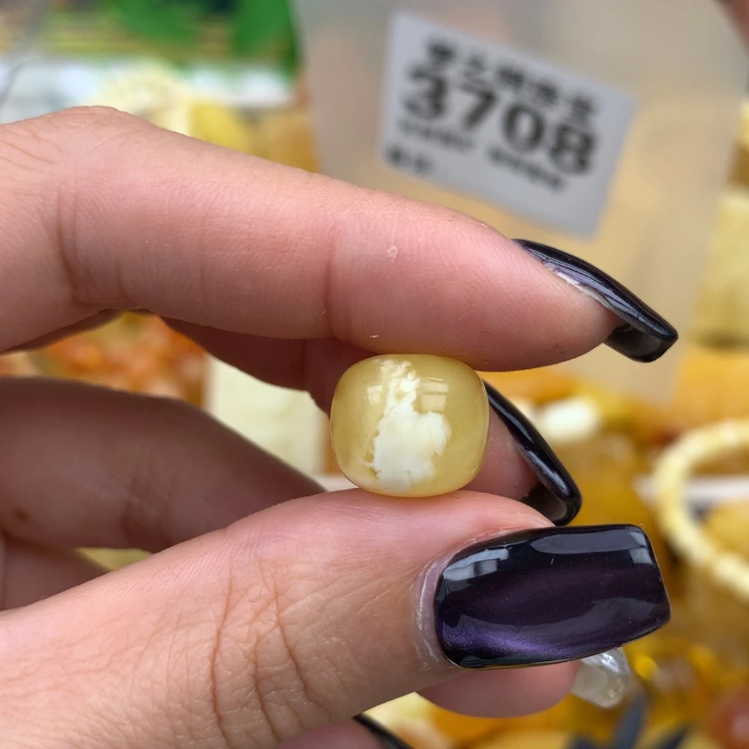 琥珀未镶嵌裸石12.5坑