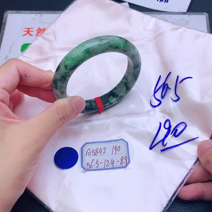 翡翠手镯未镶嵌我