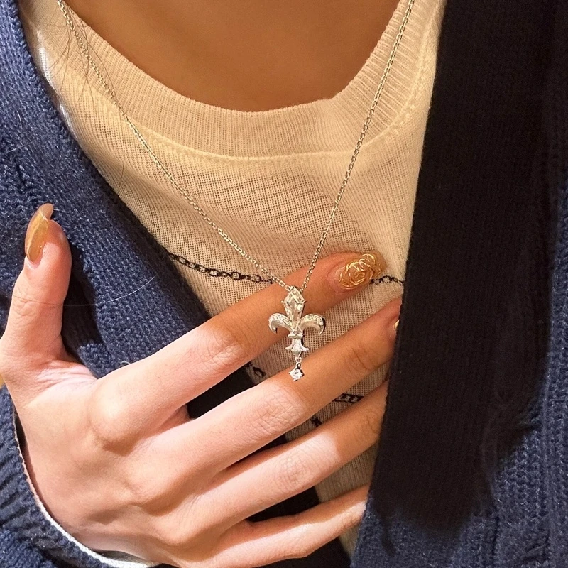 卡柒 铜合金项链 复古银色拉丝鸢尾花项链轻奢高级感百搭锁骨链女