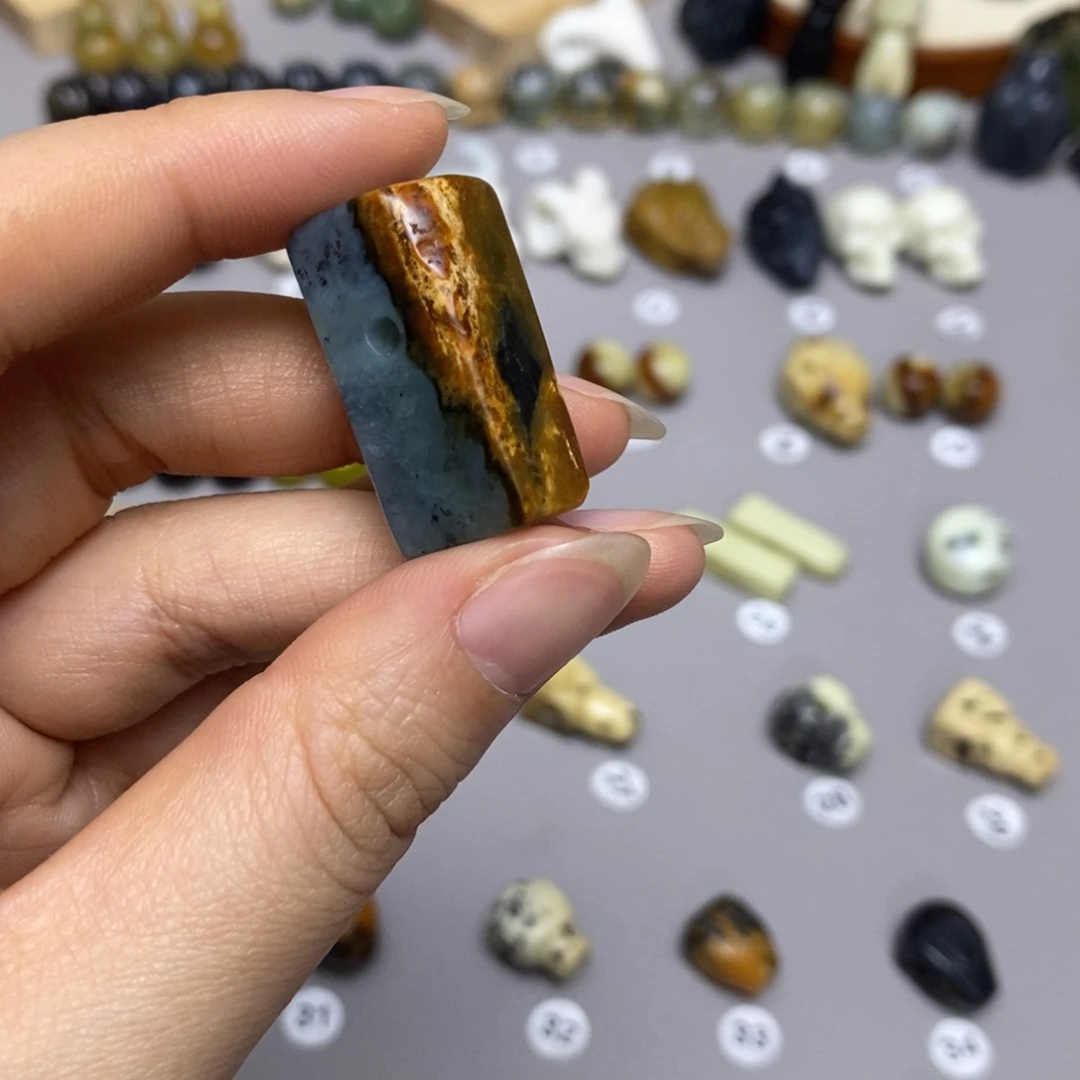 蛇纹石玉配饰合金沃**呐