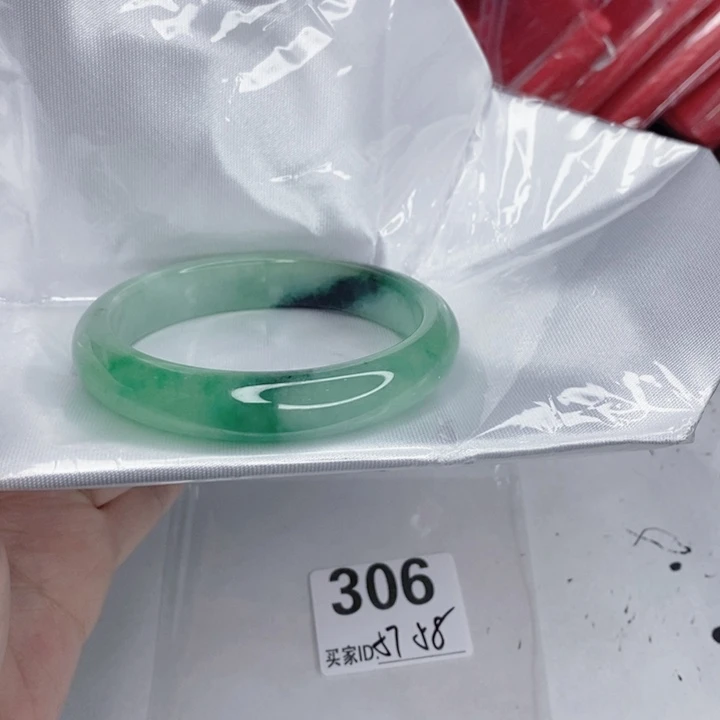 翡翠未镶嵌手镯一图一物实物为准（微瑕处理）
