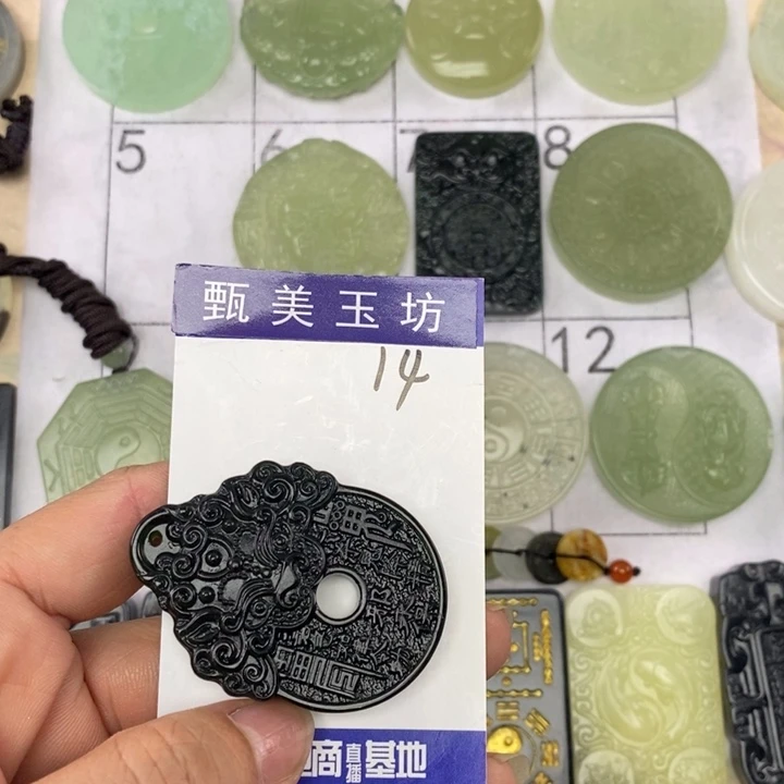 雪***蛙岫玉未镶嵌颈饰挂件