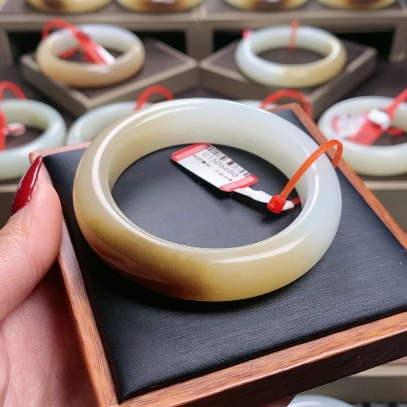 【闪购商品】和田玉手镯未镶嵌糖**?