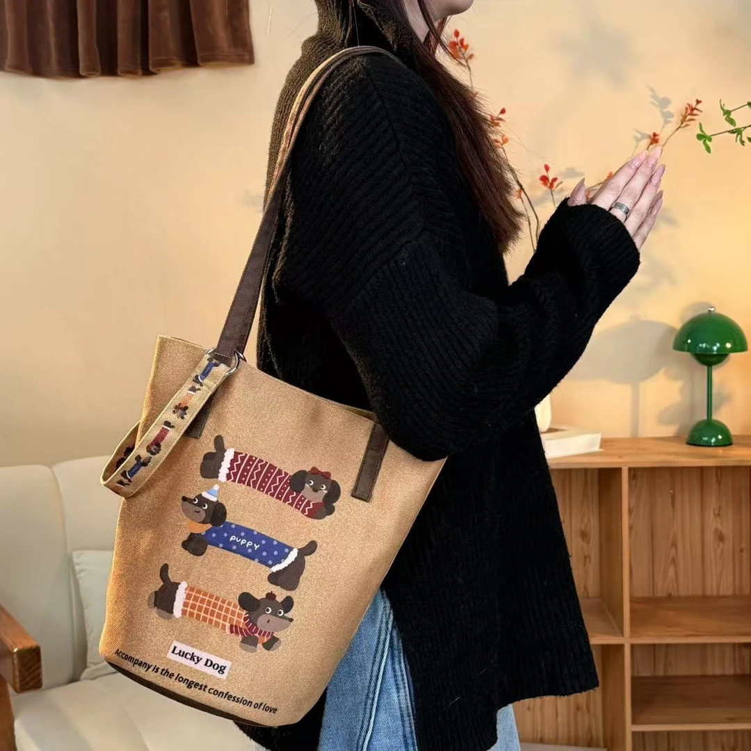 弘娜2024新款秋冬毛绒腊肠狗细肩带水桶包单肩包可爱帆布包女AI