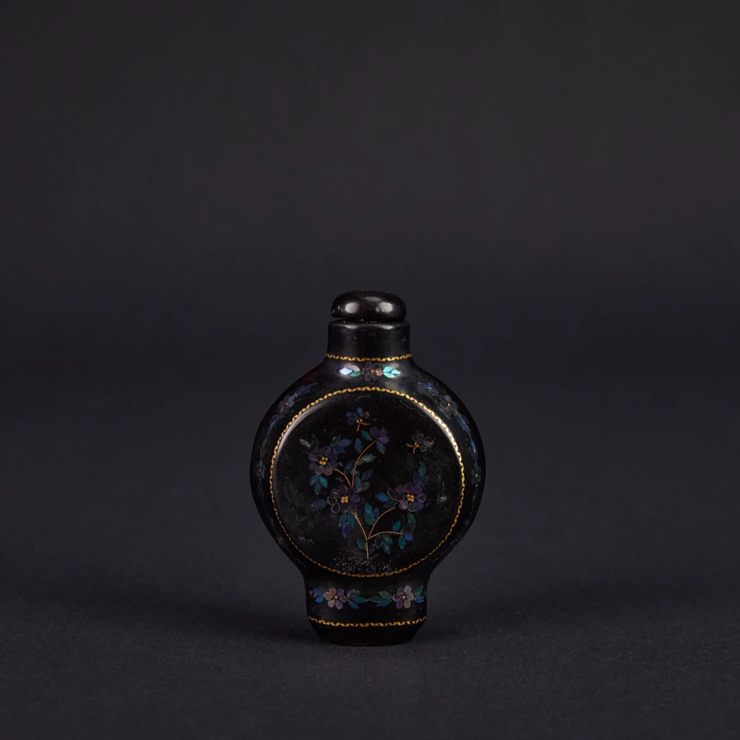 LOT010201清早期 千里款黑漆嵌螺钿蝶恋花抱月形鼻烟壶