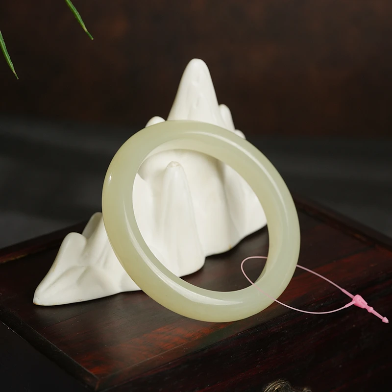 【鑫浩矿业】新疆和田玉 翠色胶润手镯一条 精美女款