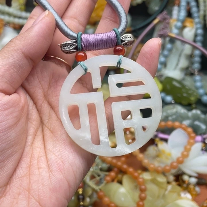 蛇纹石玉吊坠合金