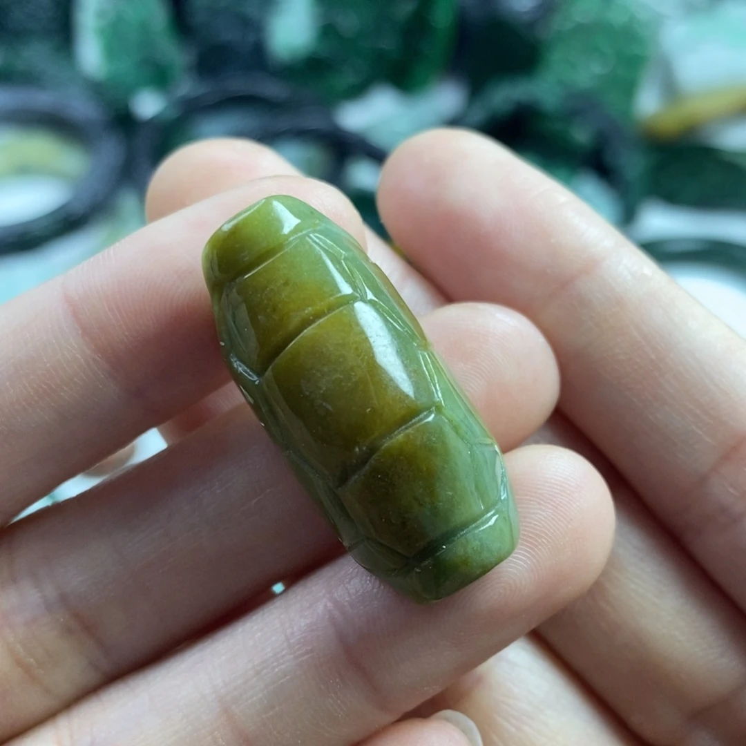 翡翠颈饰未镶嵌袁*茹