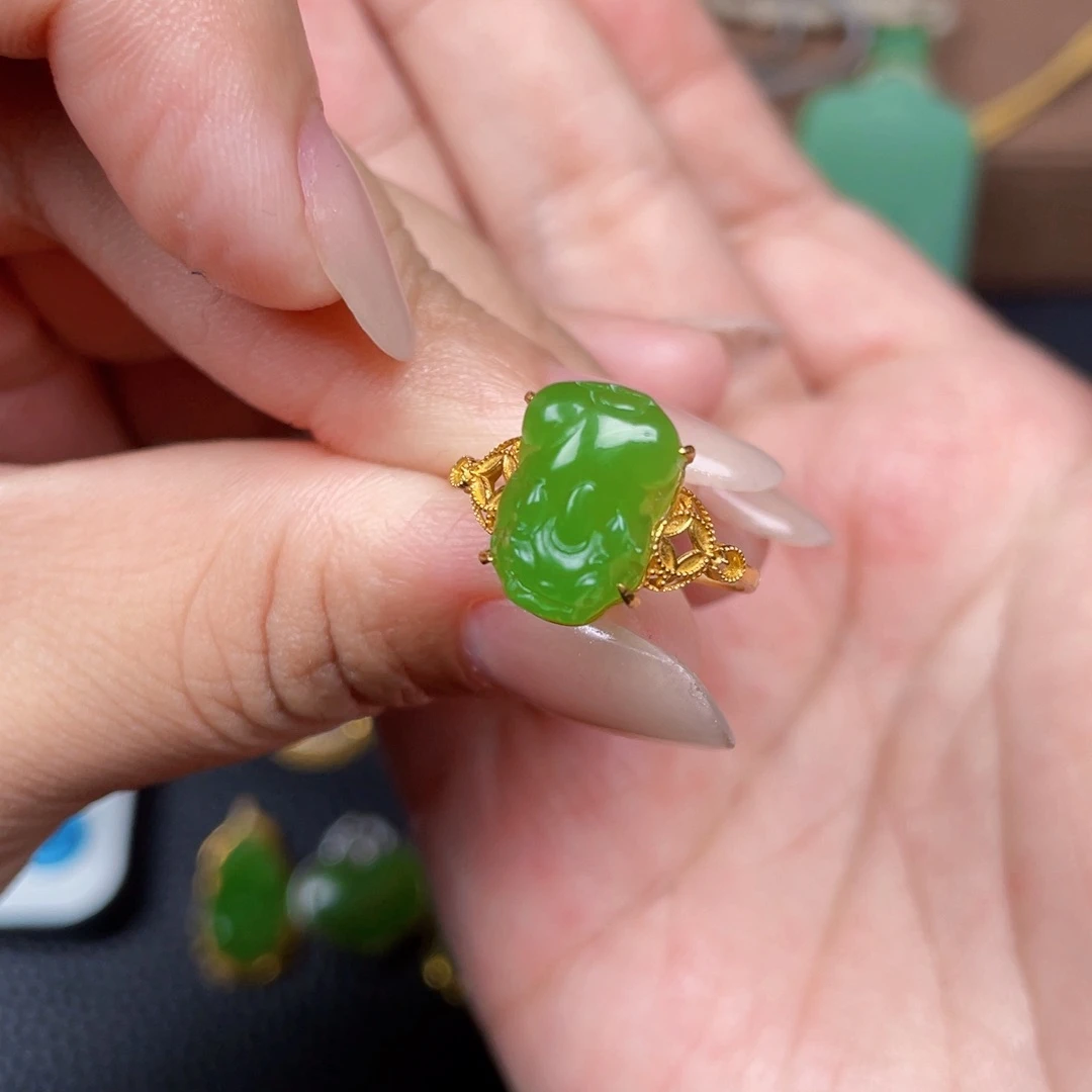 颈饰18K金镶嵌和田玉