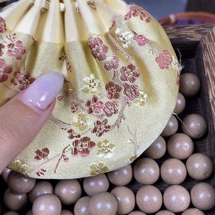 1.2白龙涎瑕疵珠无打孔约90g