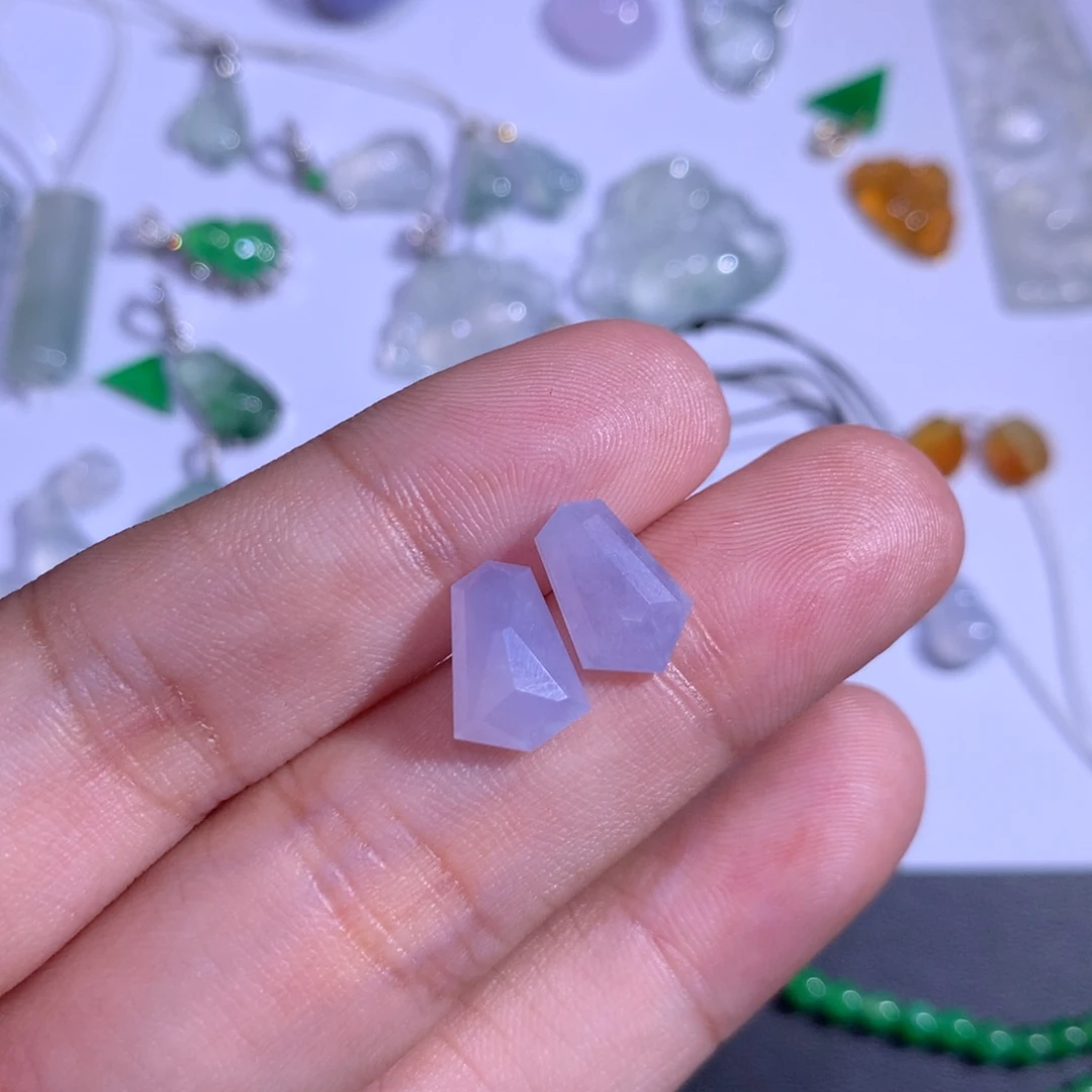 翡翠未镶嵌颈饰一对