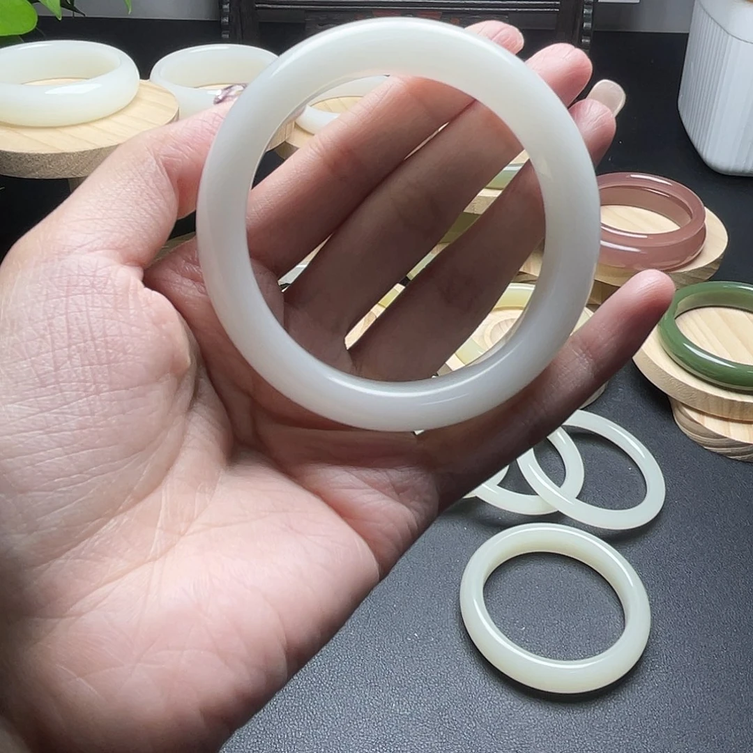 去****56➕正圈手镯。一级白色