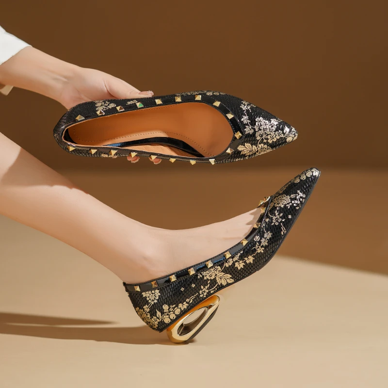 3cm复古风铆钉尖头平底鞋百搭浅口单鞋黑色春秋时尚轻奢女鞋粗跟