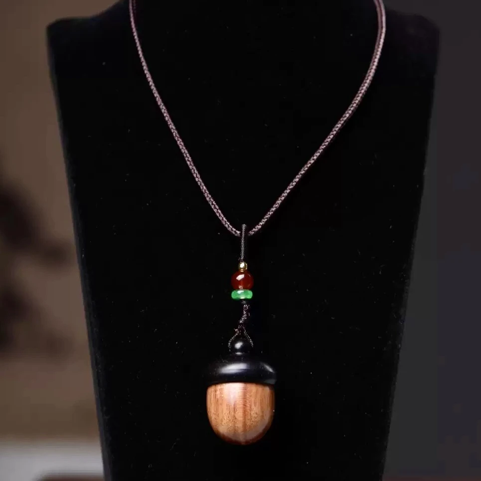 檀木挂件优雅大方