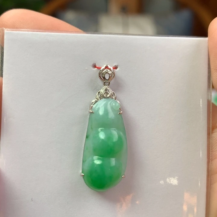 翡翠18K金镶嵌颈饰翡翠吊坠