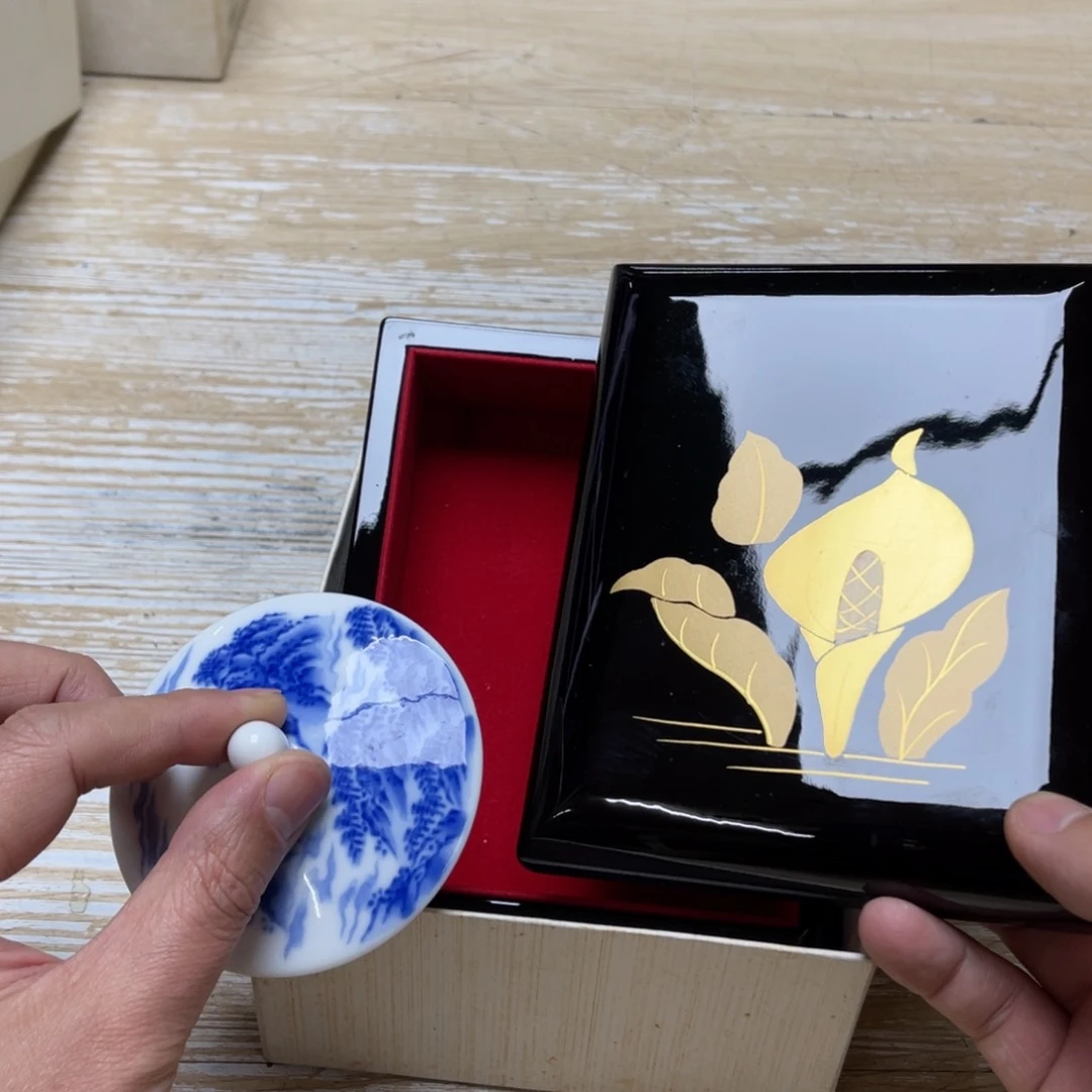 瓷片密密麻麻地排列着一